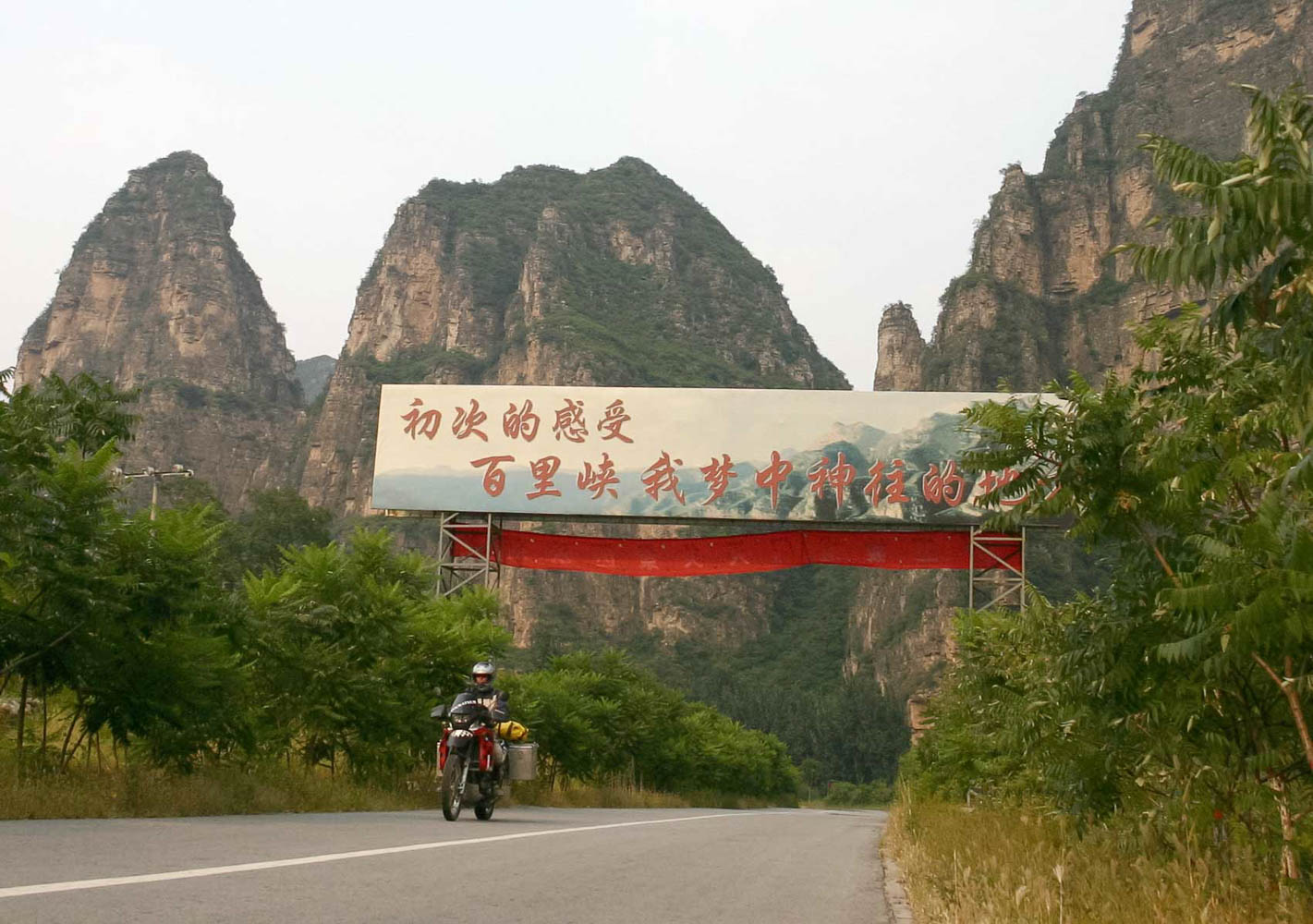 China Doris Wiedemann auf ihrem Motorrad, dem TT39 Touratech-Umbau der BMW F650 GS Dakar, in den Bergen südliche von Beijing, China