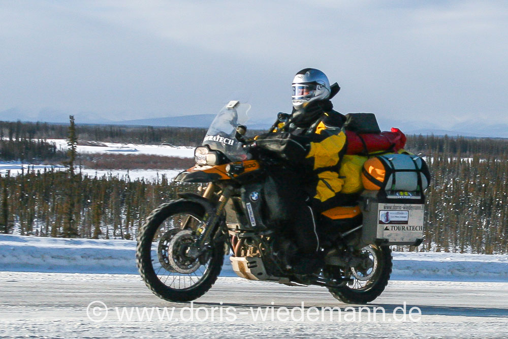 20090221-unbenannt-IMG_9861 Winterreise nach Alaska Doris Wiedemann auf einer BMW F800GS auf einer Eisstrasse