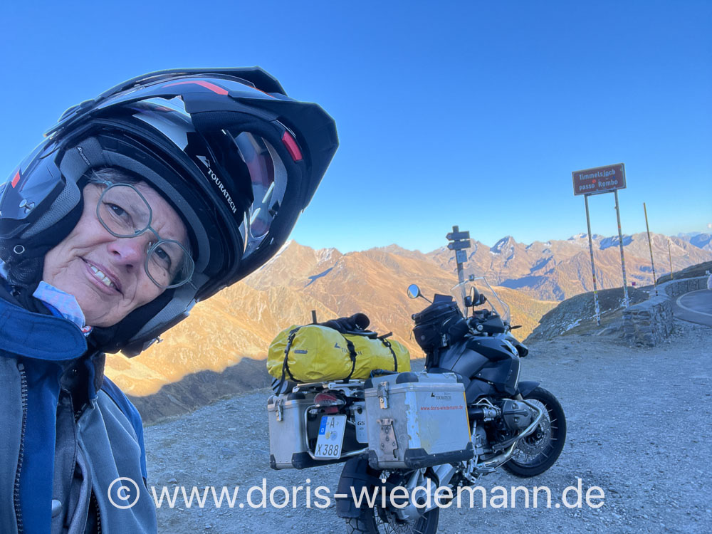20251018-Timmelsjoch-IMG_0912 Selfie of Doris Wiedemann and her motorcycle, a BMW R1200GS, on the Timmelsjoch