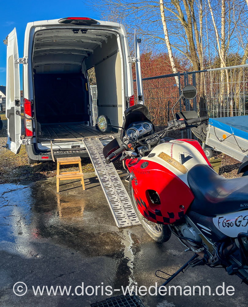 Doris Wiedemanns BMW F650GS Dakar mit Tourachte TT39 Umbau - das Motorrad mit dem sie ohne den gesetzlich vorgeschriebenen Führer durch China gereist ist - ist auf dem Bild zu sehen, nachdem sie aus einem Transporter geladen wurde