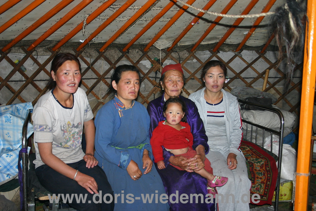 Frauen in der Mongolei - stellvertretend für alle Frauen, die mich auf Reisen freundlich und mit offenen Armen empfangen haben. - Women in Mongolia - representative of all the women who have welcomed me on my travels with kindness and open arms.